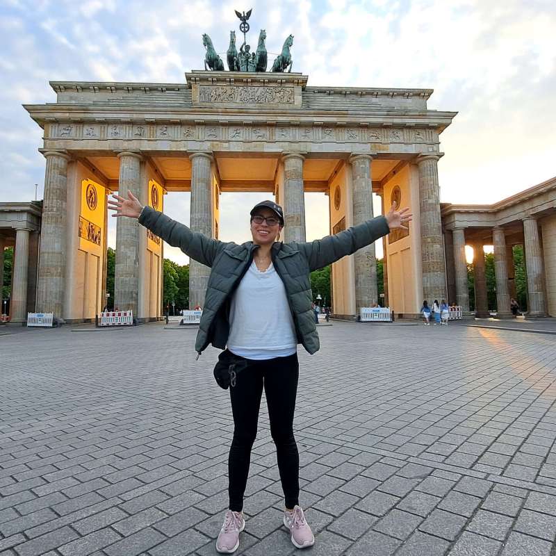 Viaja_como_turista_Karla_Bolanos_Puerta_Branderburgo_Alemania